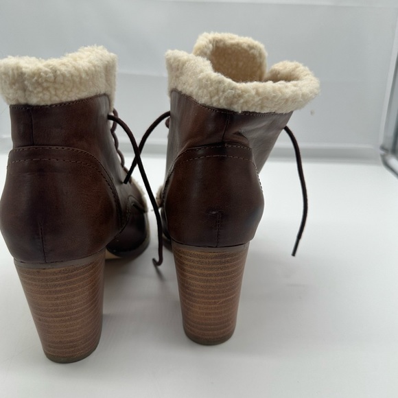 EUC Womens Restricted Short Ankle  Boots Heels Brown Cream " Fur" 7.5 7 1/2 - Picture 4 of 6
